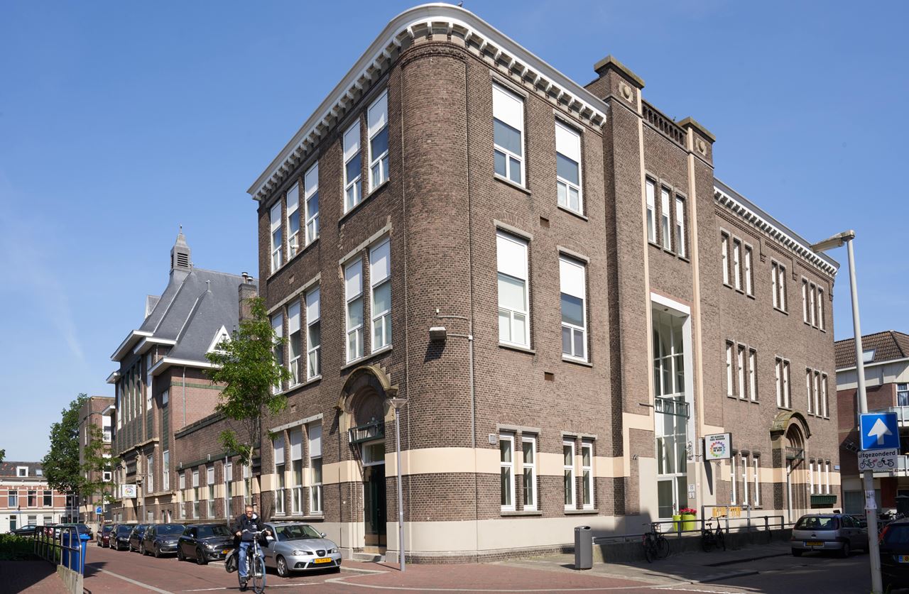 Foto van de buitenkant van 't Klooster in het Oude Noorden, het pand waarin een vestiging van Bibliotheek Rotterdam is gevestigd