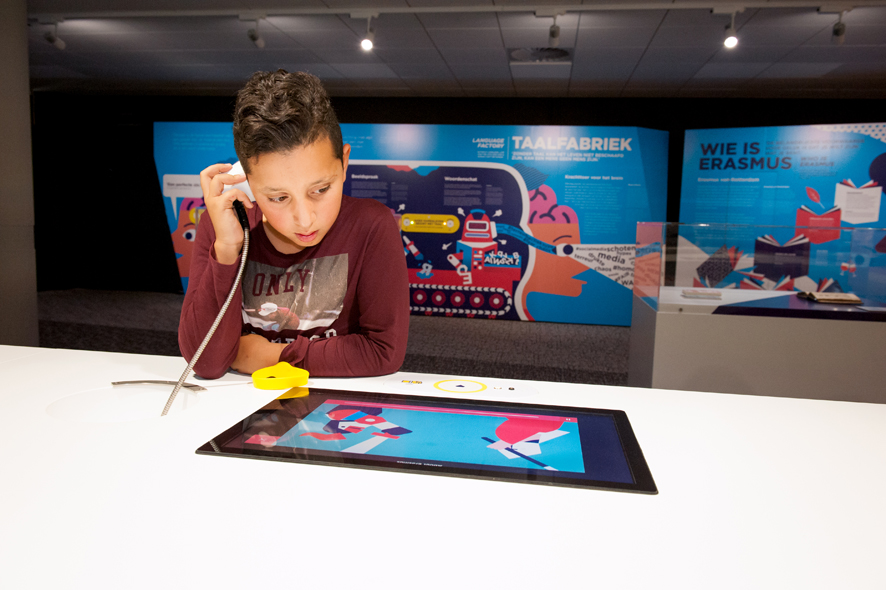 Een kind doet in de centrale bibliotheek mee met de Erasmus Experience