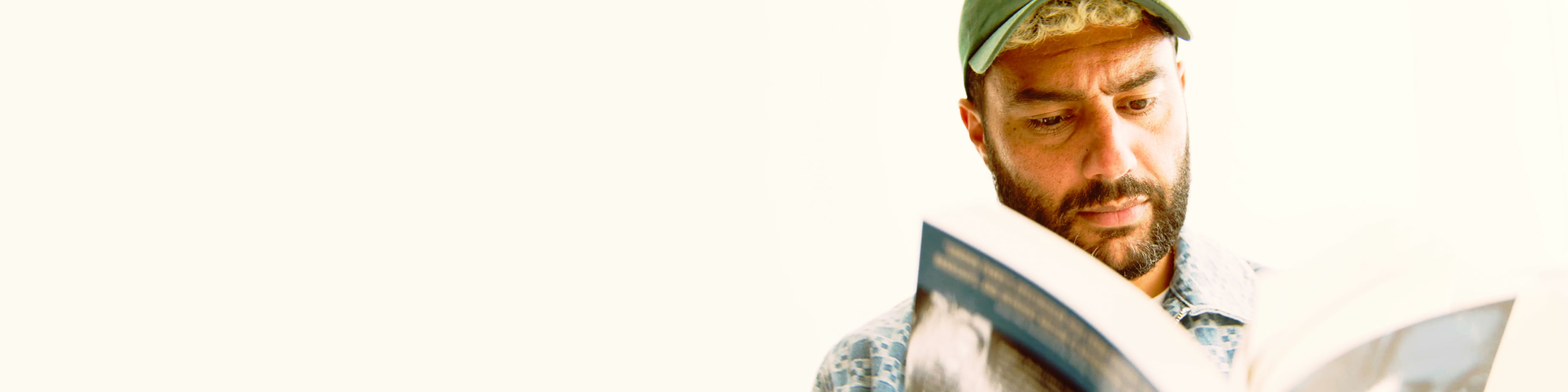 Portret van Božica Simeunović met een boek in een stoel