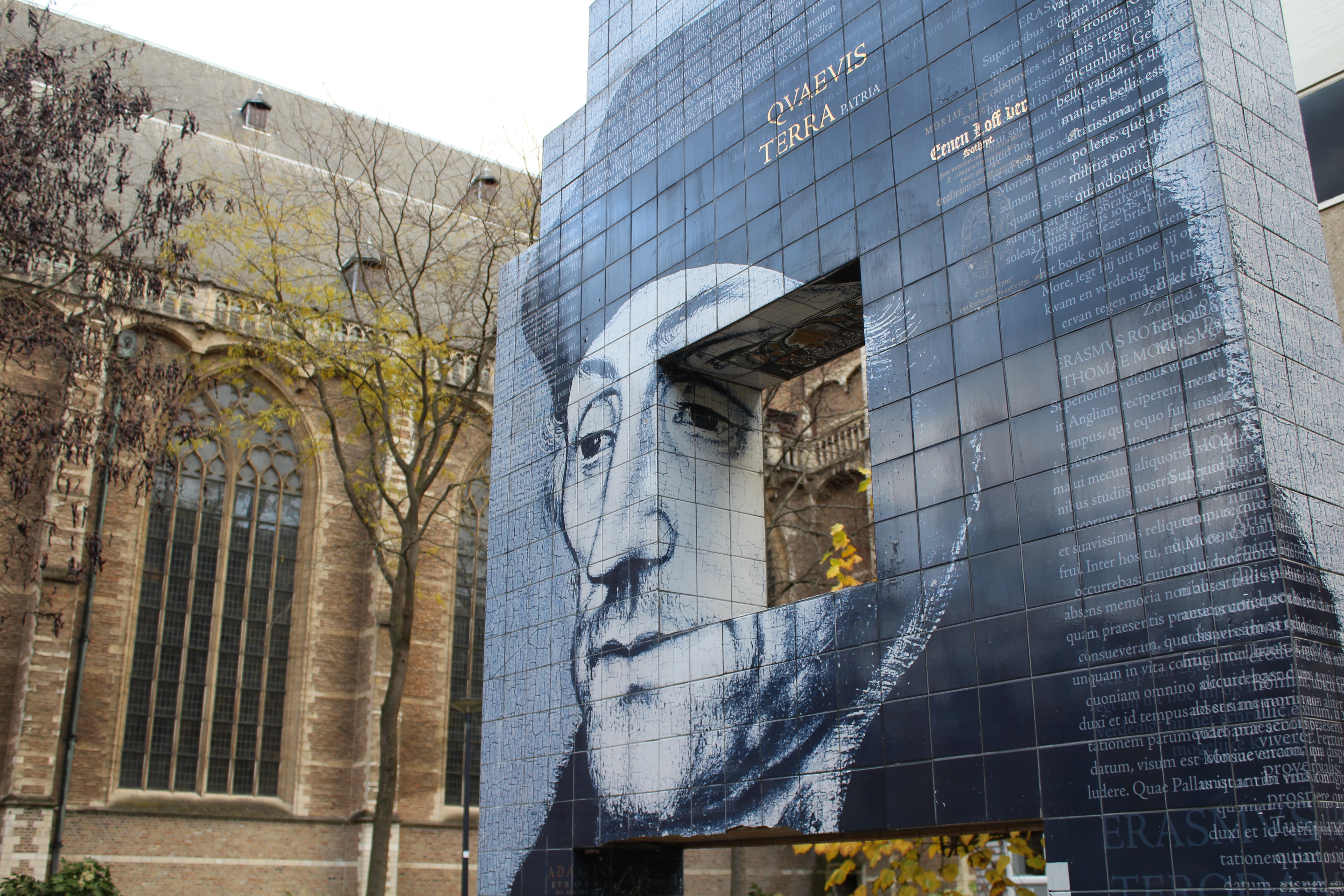 boekenplank met oude boeken