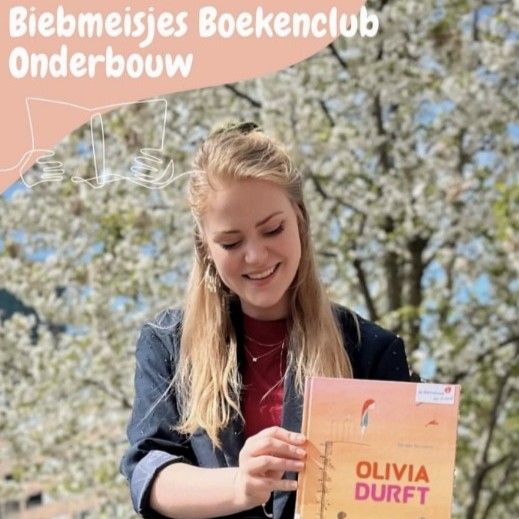 Een leesconsulent houdt het boek Olivia durft omhoog