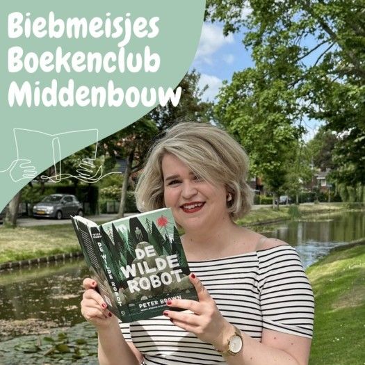 Een leesconsulent houdt het boek De wilde robot omhoog terwijl ze in de camera kijkt. 