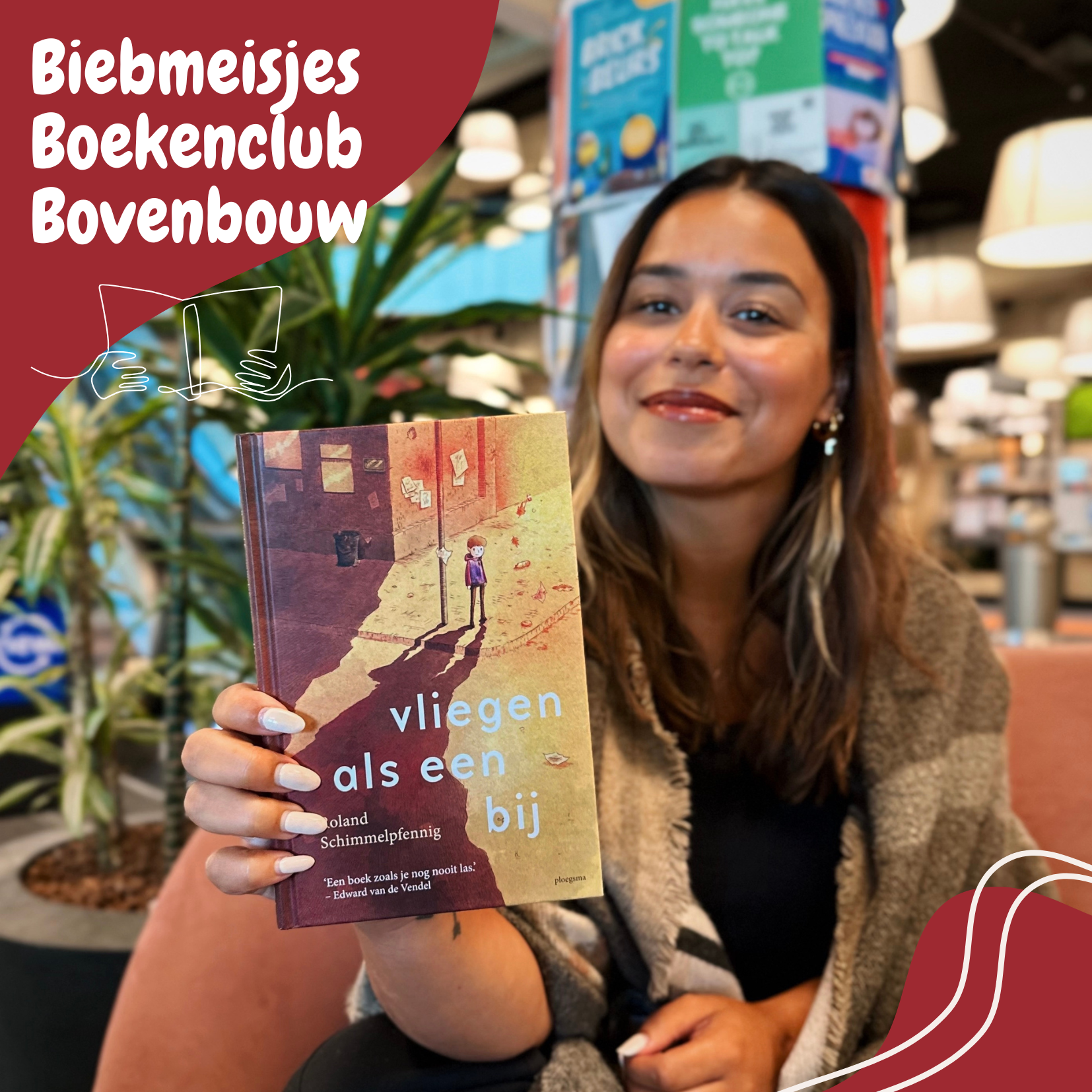 Een jonge vrouw houdt het boek Vliegen als een bij omhoog terwijl ze in de camera kijkt. 