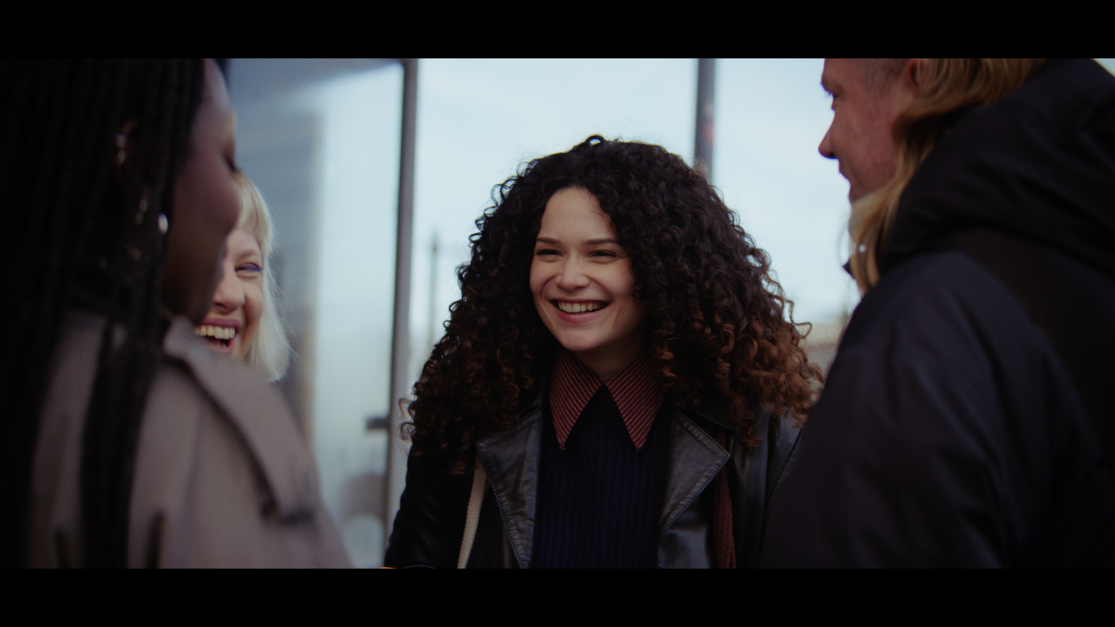 Portret van Božica Simeunović met een boek in een stoel