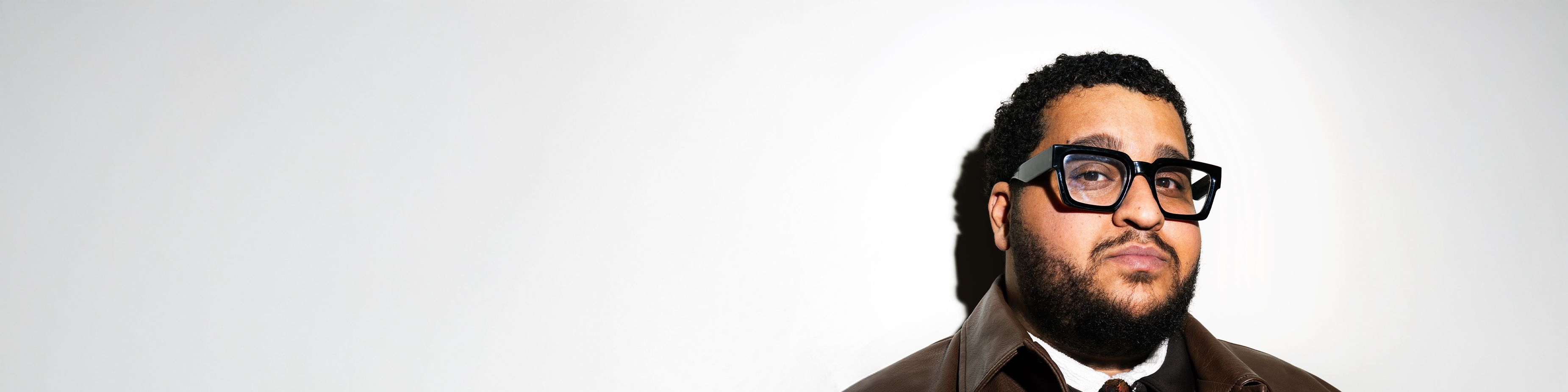 Portret van Božica Simeunović met een boek in een stoel