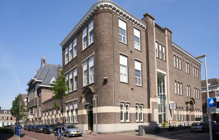 Foto van de buitenkant van 't Klooster in het oude Noorden. In dit pand zit een vestiging van Bibliotheek Rotterdam.