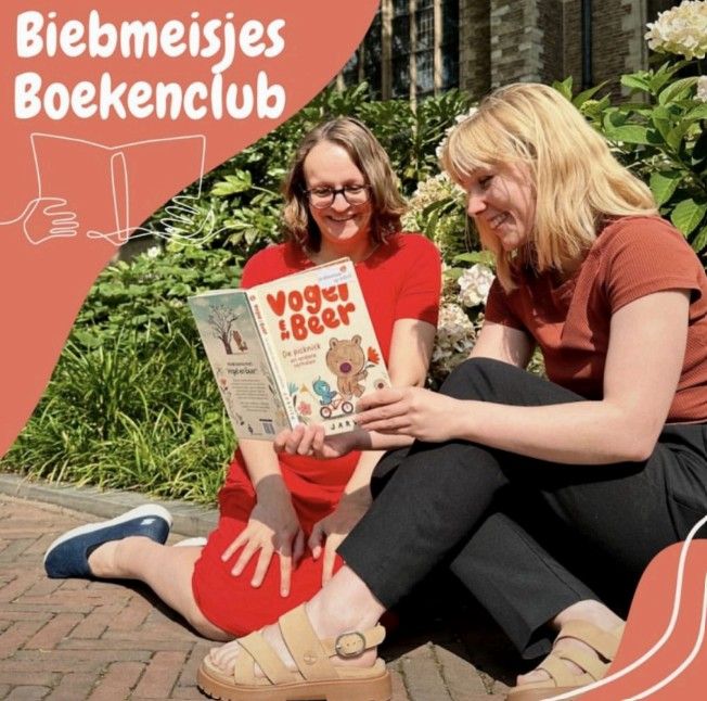 Twee leesconsulenten lezen het boek Vogel en beer