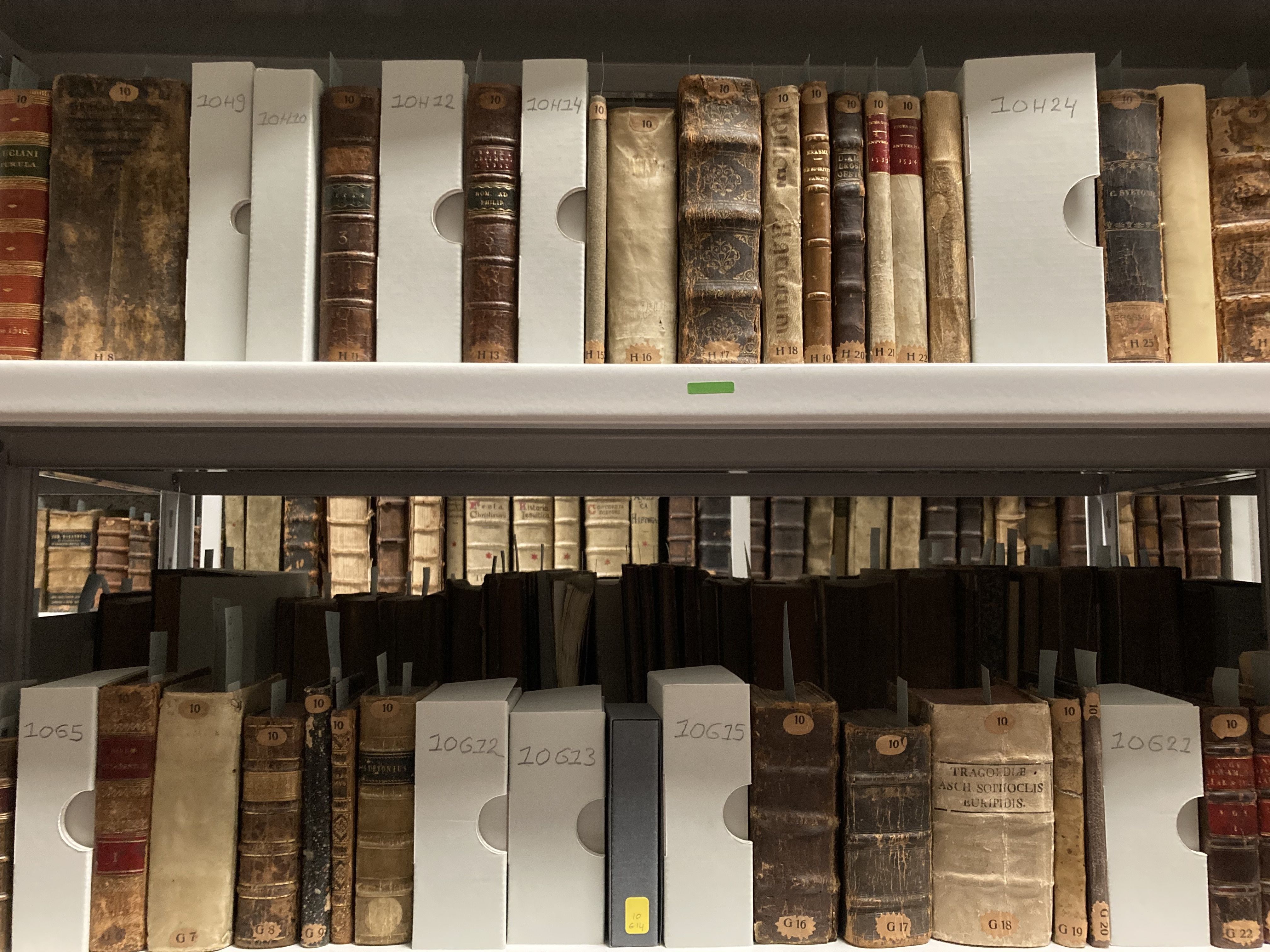 boekenplank met oude boeken
