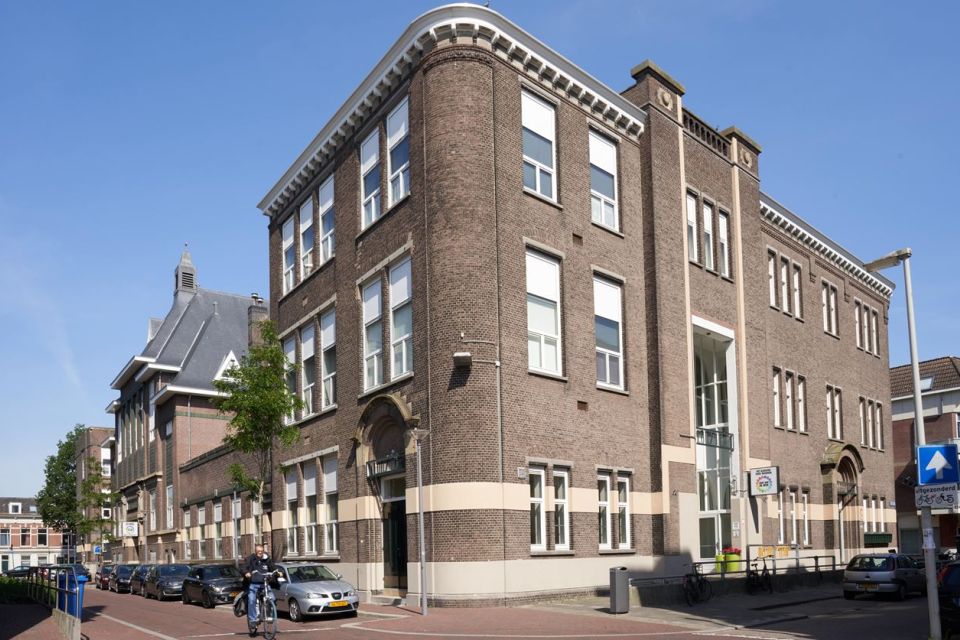 Foto van de buitenkant van 't Klooster in het Oude Noorden, het pand waarin een vestiging van Bibliotheek Rotterdam is gevestigd