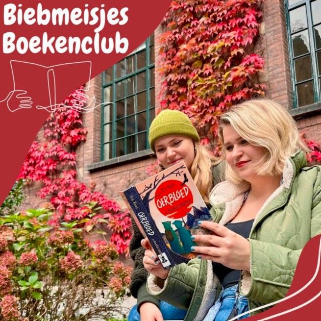 Twee leesconsulenten lezen het boek oerbloed. Op de achtergrond een muur met rode klimop. 