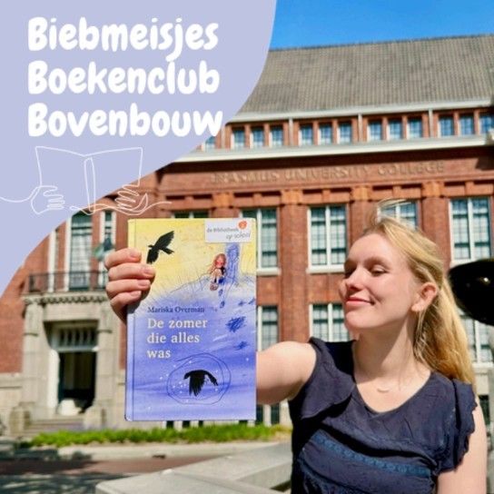 Een leesconsulent houdt het boek De zomer die alles was omhoog. 