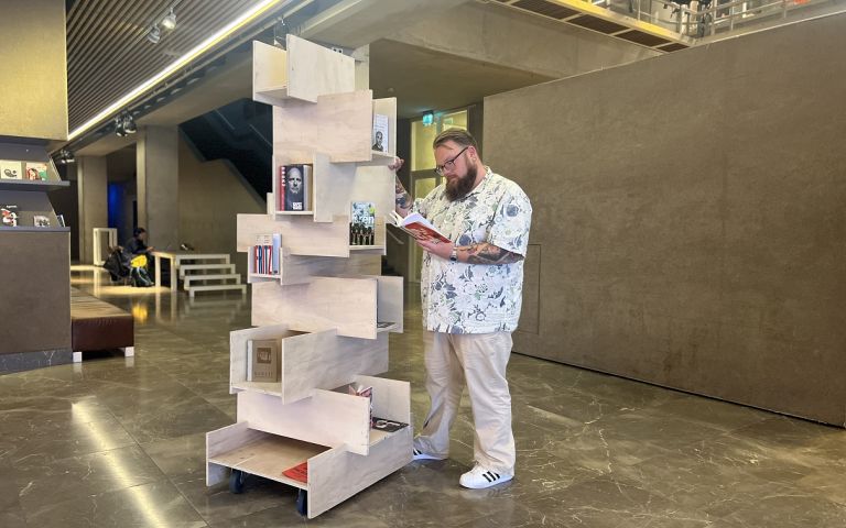 Boek op de planken met theater Rotterdam 