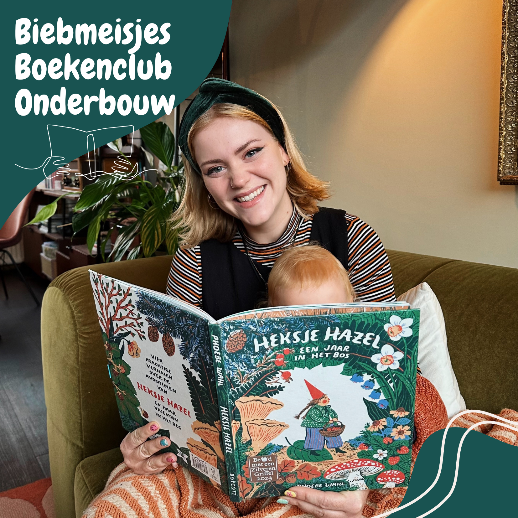 Jonge vrouw met een kindje op schoolt kijkt in het boek Heksje Hazel